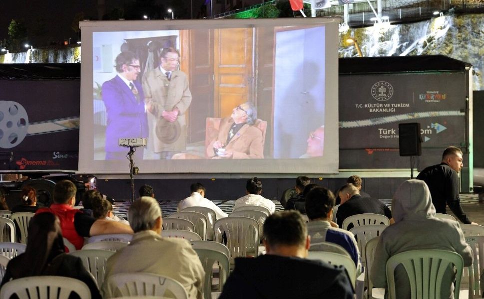Keçiören'de Yeşilçam Nostaljisi: Hababam Sınıfı Açık Havada İzleyiciyle Buluştu