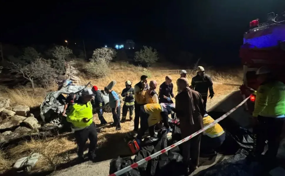 Gaziantep'te Yolcu Midibüsü ile Otomobil Çarpıştı: 7 Ölü, 13 Yaralı