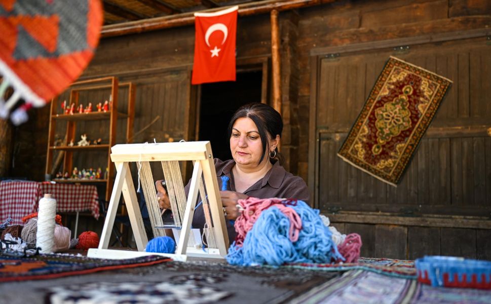 Altınköy’de halılar geçmişten geleceğe uzanan hikâyeleri anlatıyor