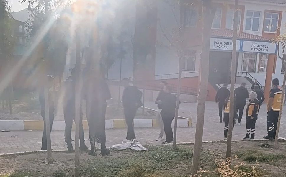 Van’da okula pompalı tüfekle gelen kız öğrenciyi veliler fark etti!