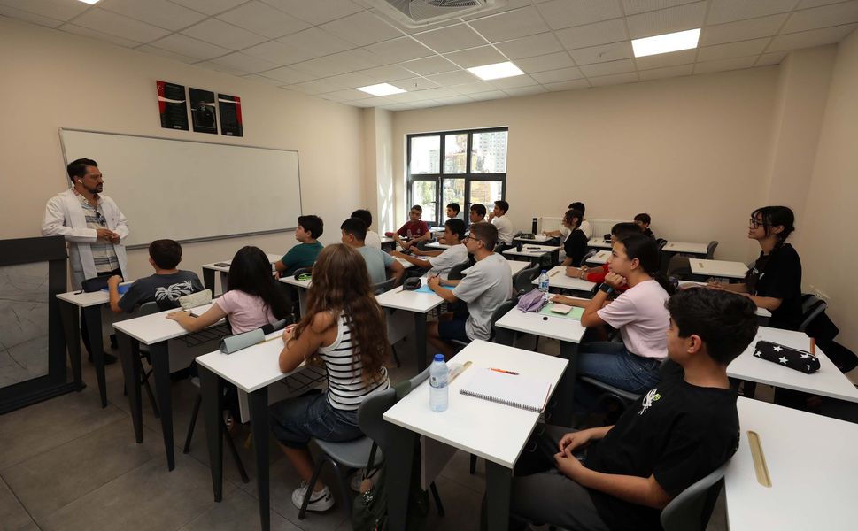 Yenimahalle’de Eğitim Zili Çaldı: 3 Bin Öğrenci Ders Başı Yaptı