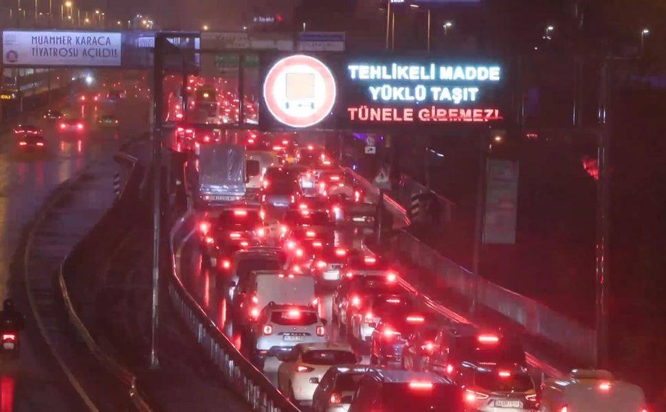 İstanbul'da sağanak sonrası trafik kilitlendi!