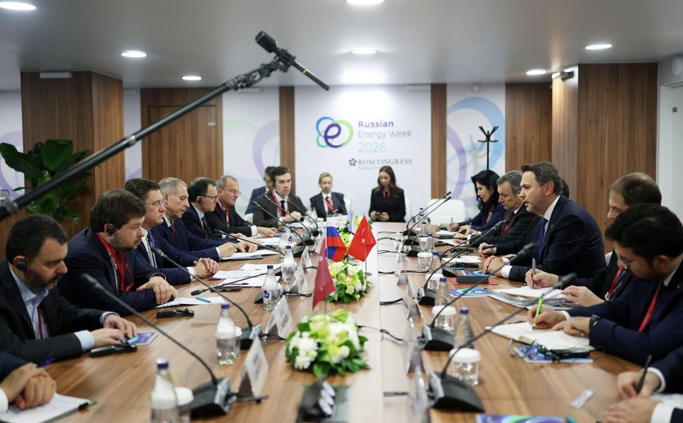 Moskova'da Enerji Zirvesi: Bakan Bayraktar, Novak ile Bir Araya Geldi!