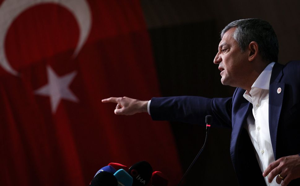 Özgür Özel’den Erdoğan’a sert çıkış: “Atayan AKP’li, soyan AKP’li!”
