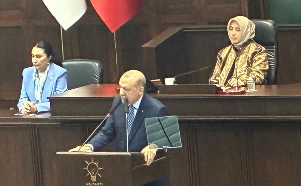 Özgür Özel’e çattı, fon vurguncularını suçladı