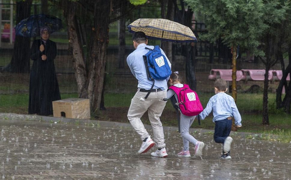 İstanbul'da bugün okullar tatil mi? 19 Ekim Pazartesi için karar açıklandı!