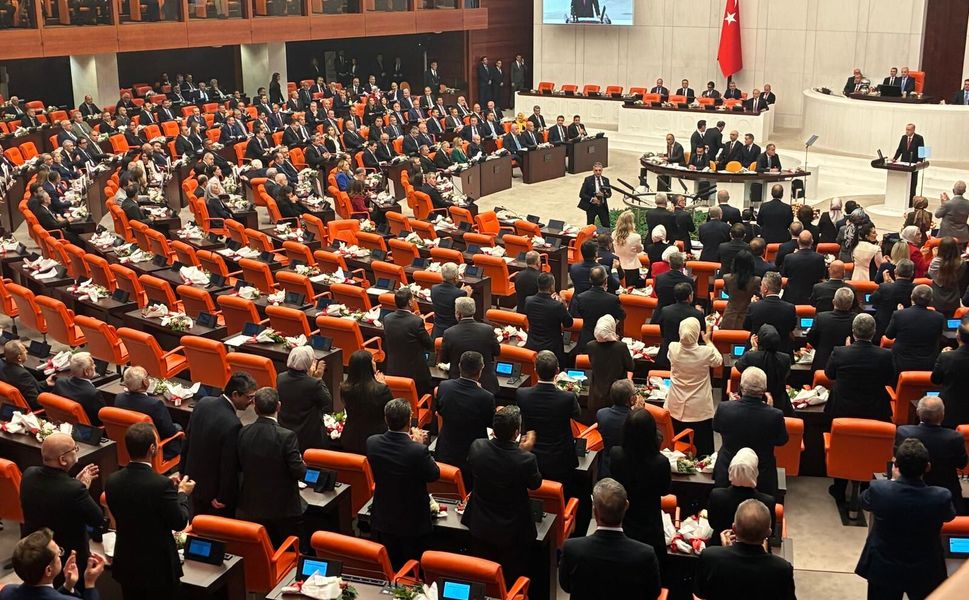 Erdoğan Meclis’e geldi, YENİ Parti salonu terk etti!