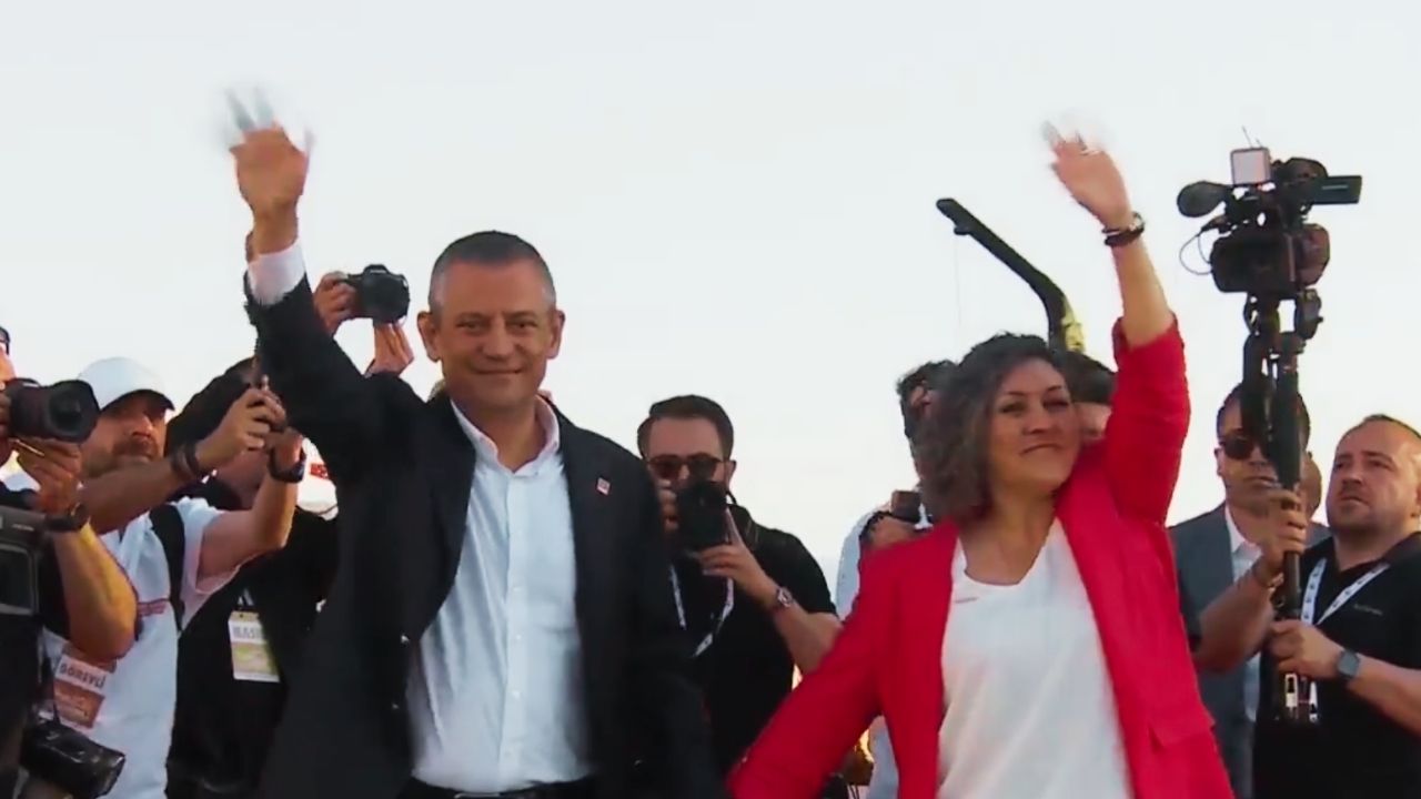 Özgür Özel Ve Eşi