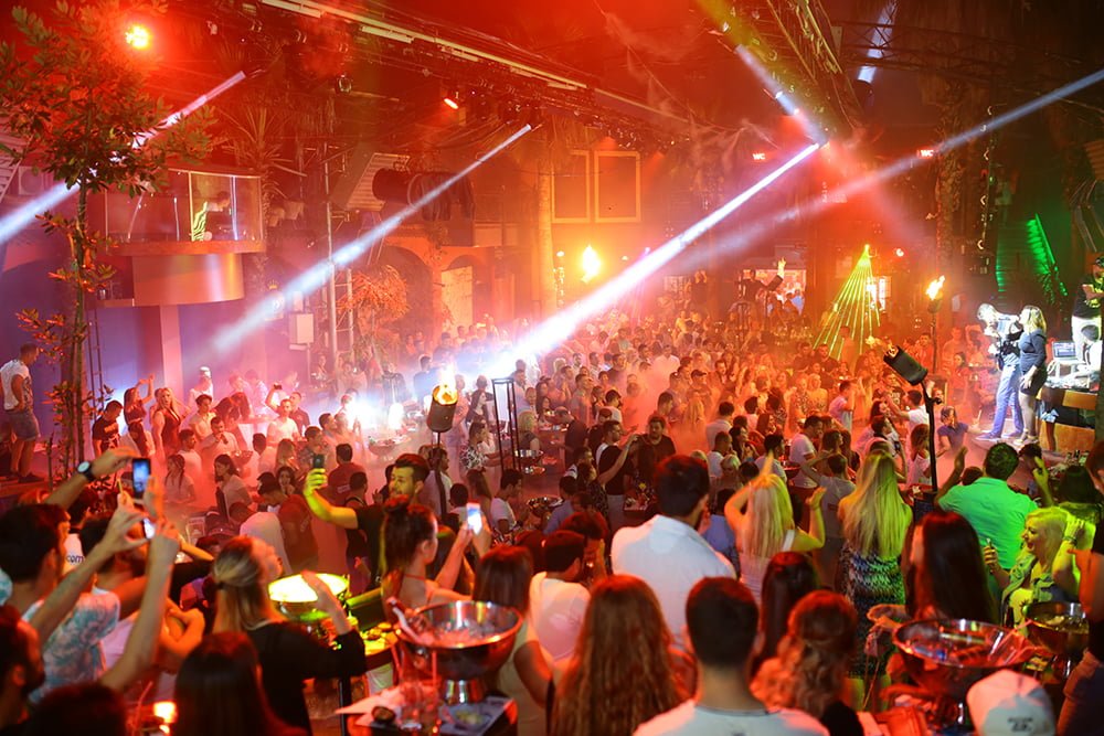 Marmaris'te Dans Kavgası: Turistlere Karşı Provokatif Hareketler! Yeni Görüntüler Ortaya Çıktı