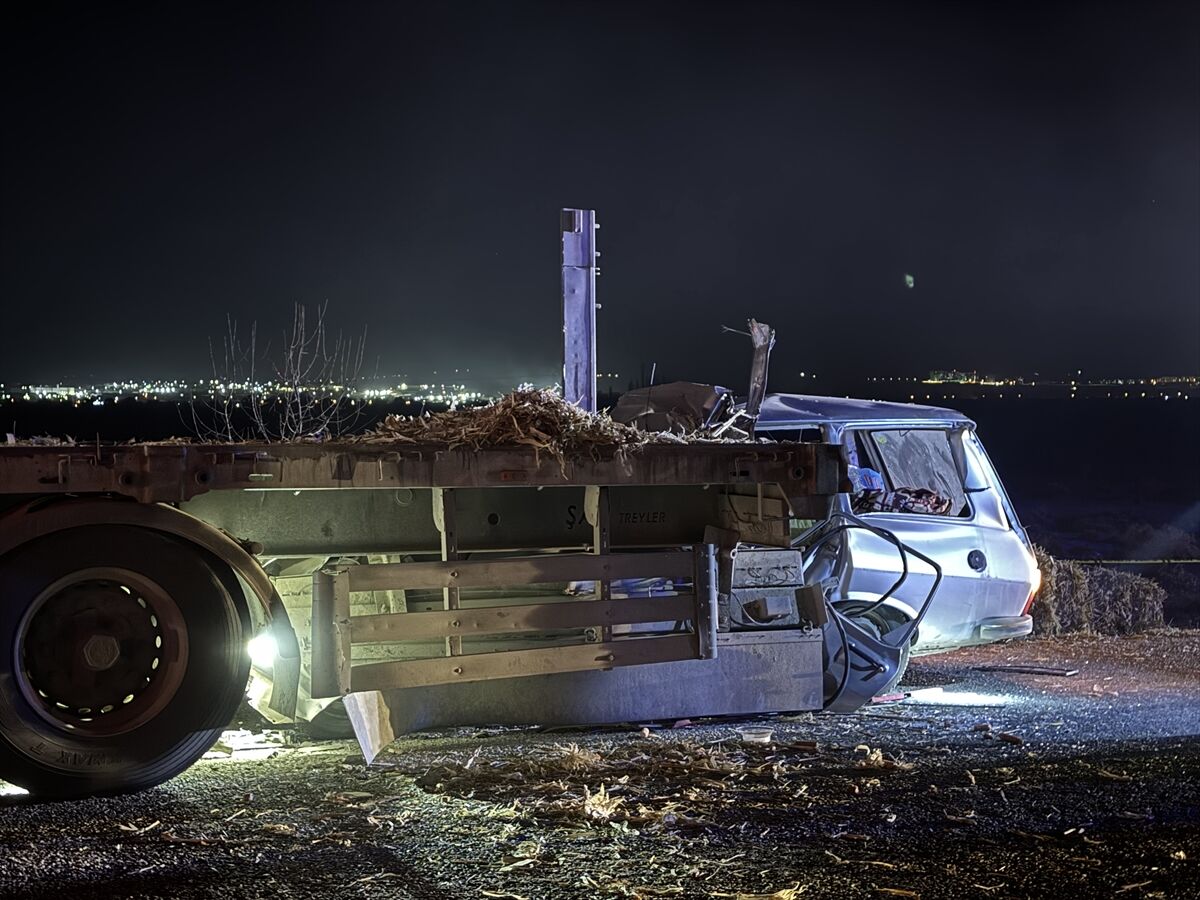 Karaman'da otomobil park halindeki tıra çarptı