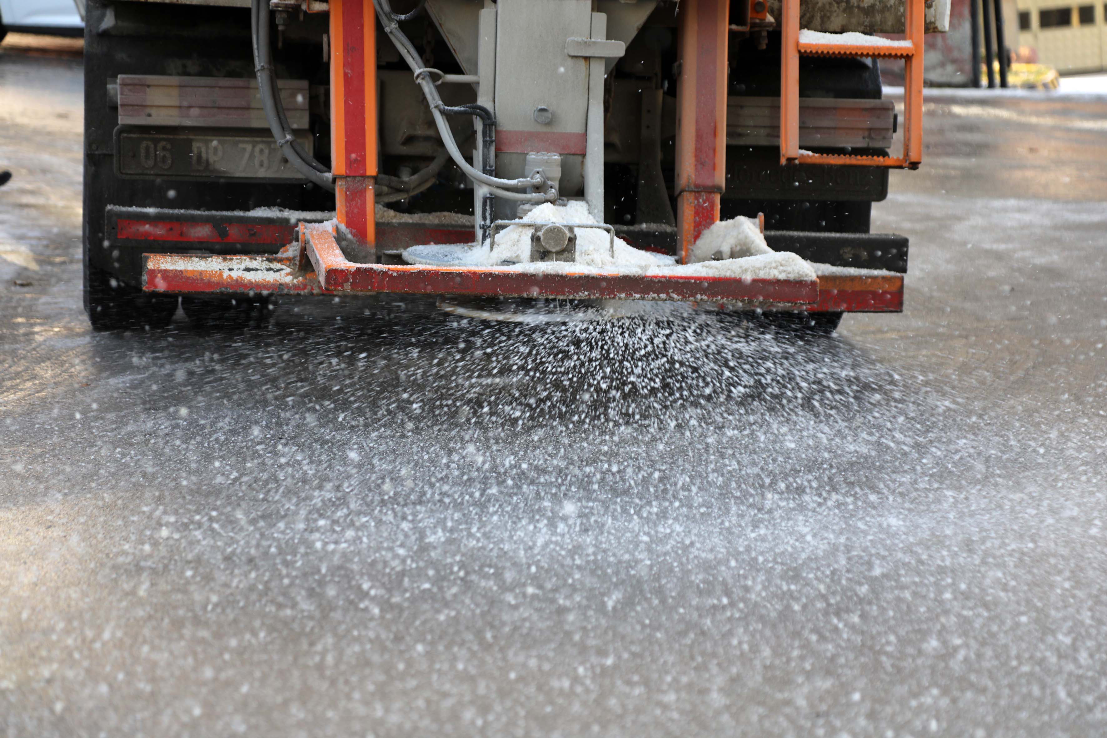 2025 12 29 Fen İşleri Buzlanmaya Karşı Tuzlama Çalışmaları (10)