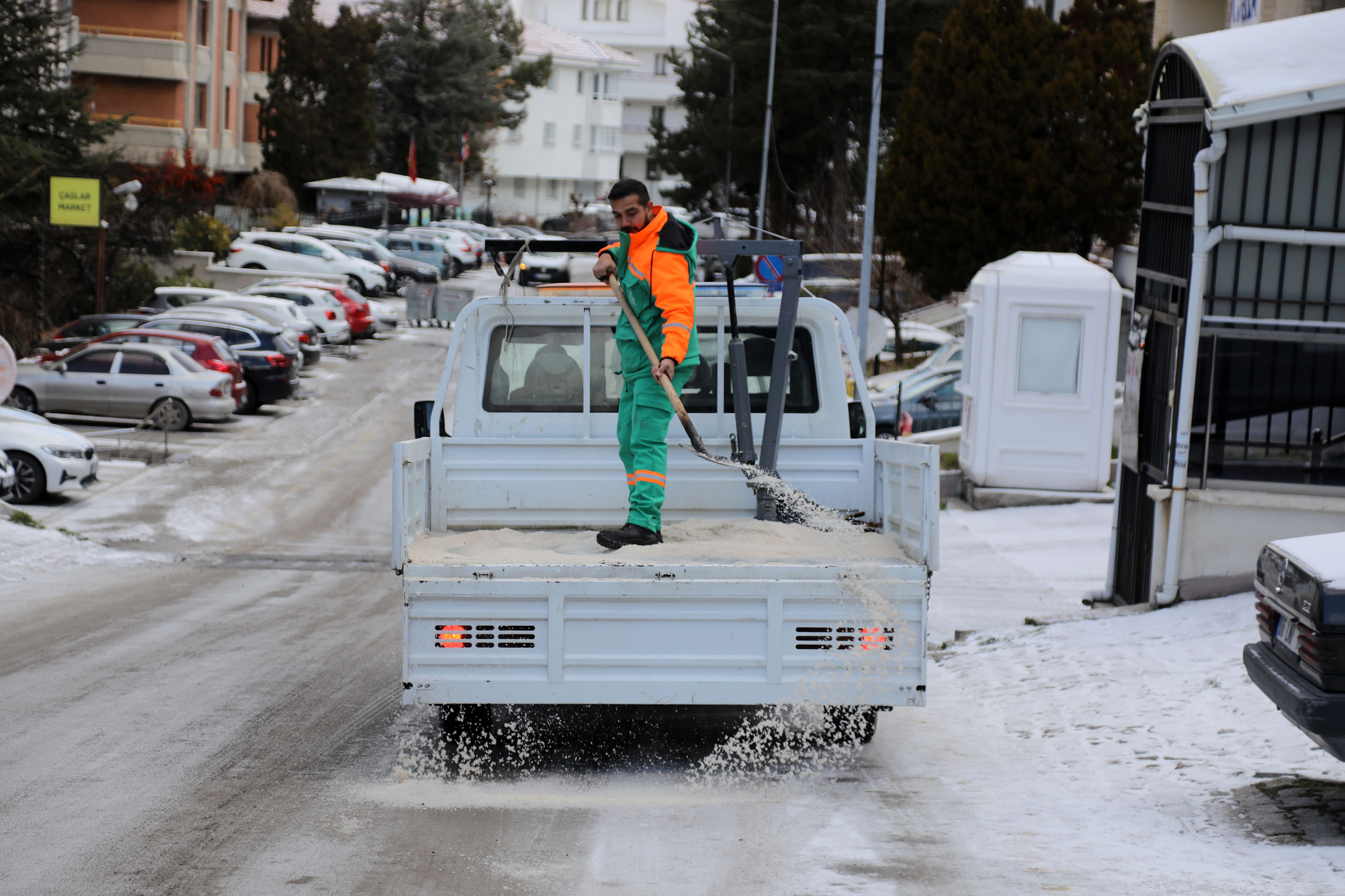 2025 12 29 Fen İşleri Buzlanmaya Karşı Tuzlama Çalışmaları (4)