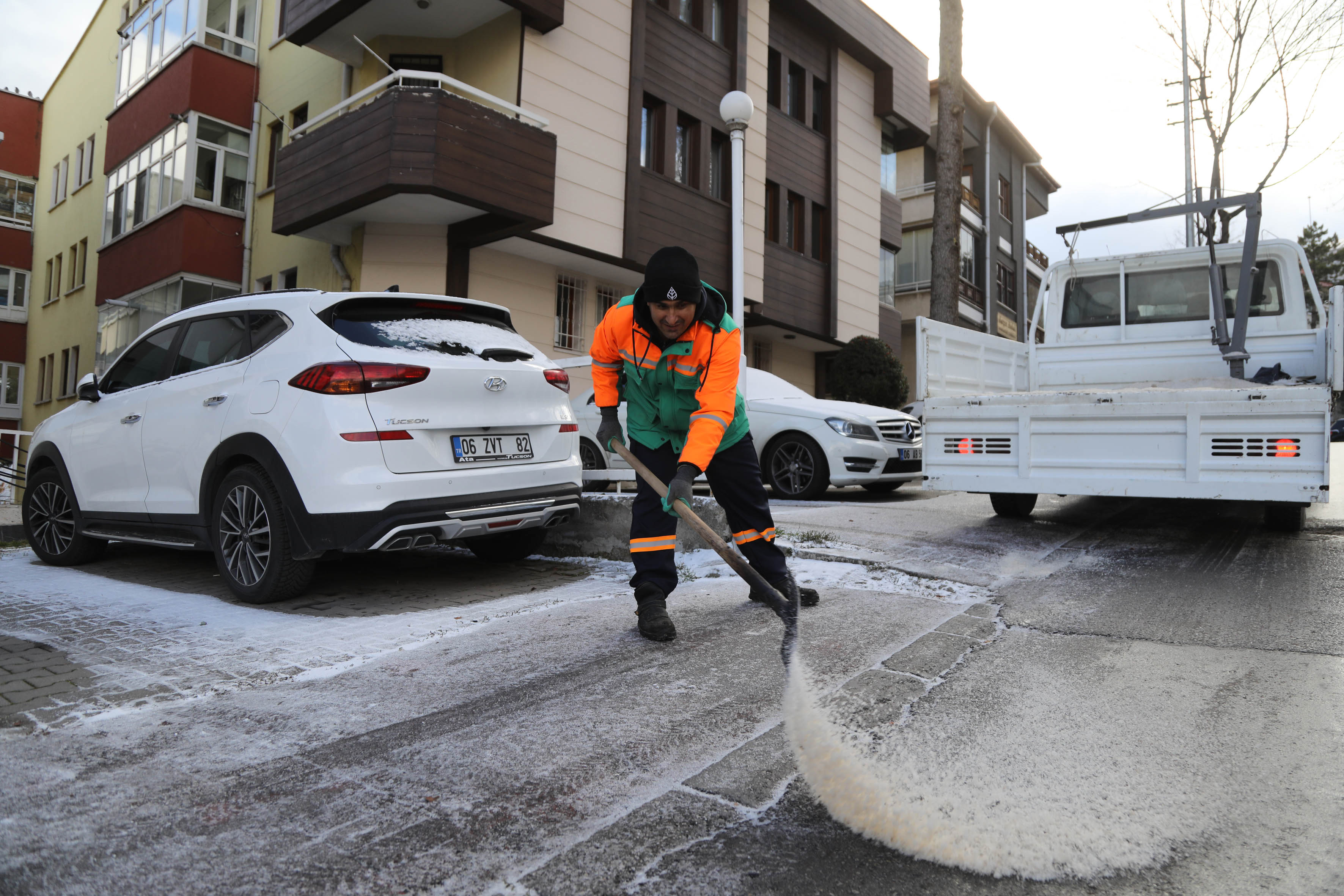 2025 12 29 Fen İşleri Buzlanmaya Karşı Tuzlama Çalışmaları (6)