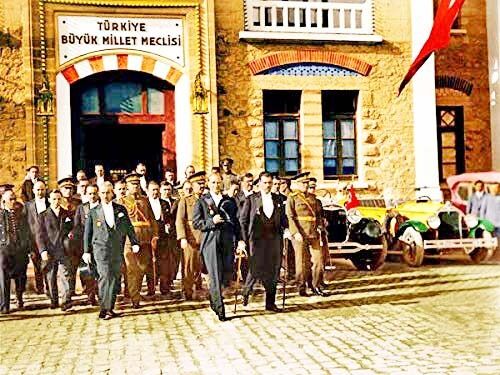 Kurtuluşun Sırlı Sandığından Günümüzün Demokrasi Labirentine