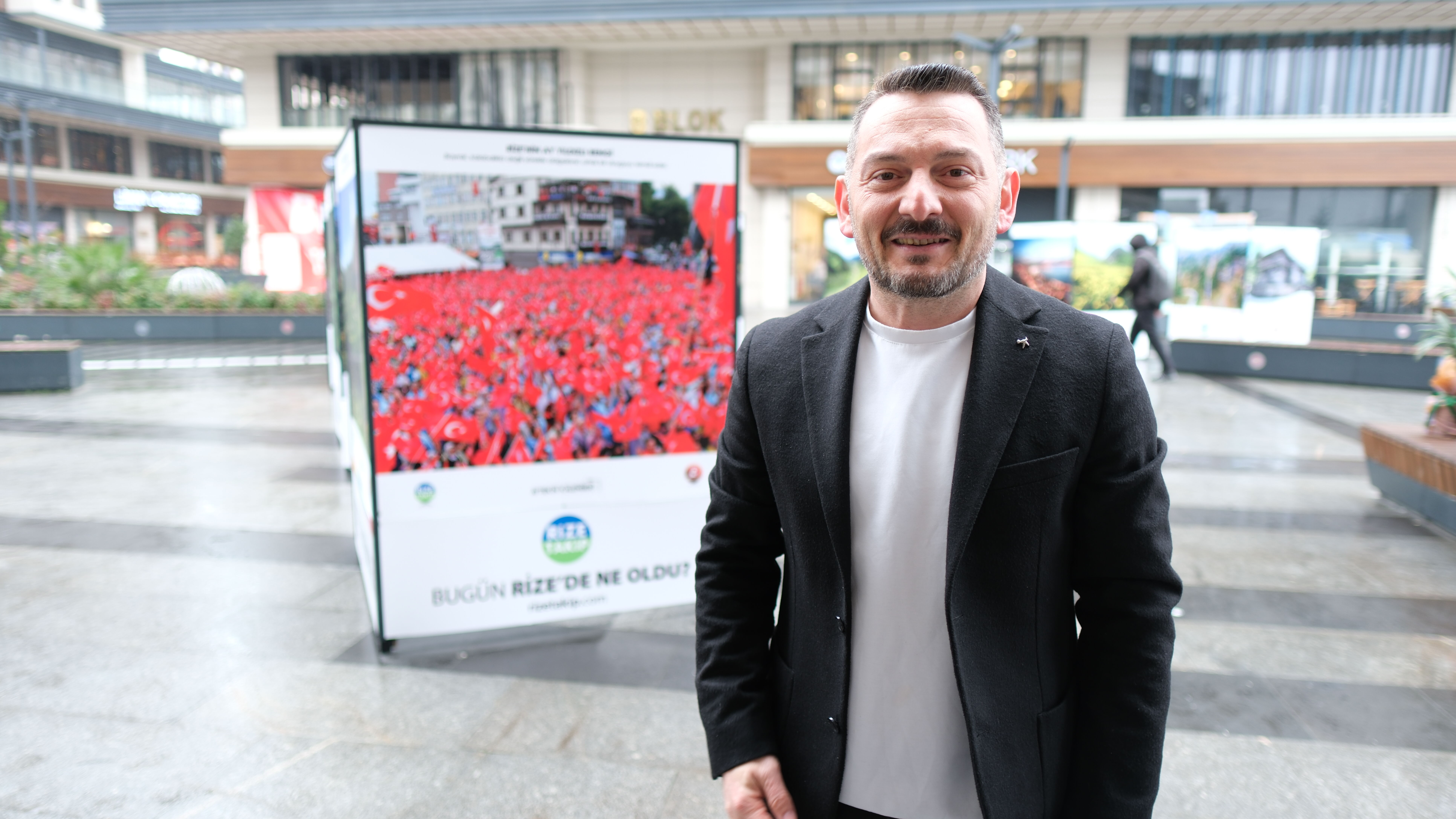 Yağmur altında fotoğraf sergisine yoğun ilgi