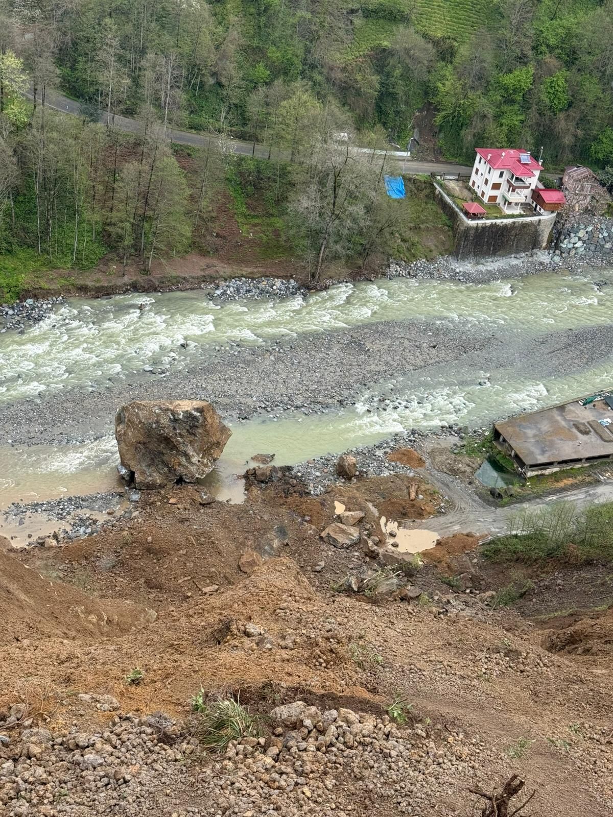 Ardeşen’de Heyelan: Dev Kaya Dereye Yuvarlandı