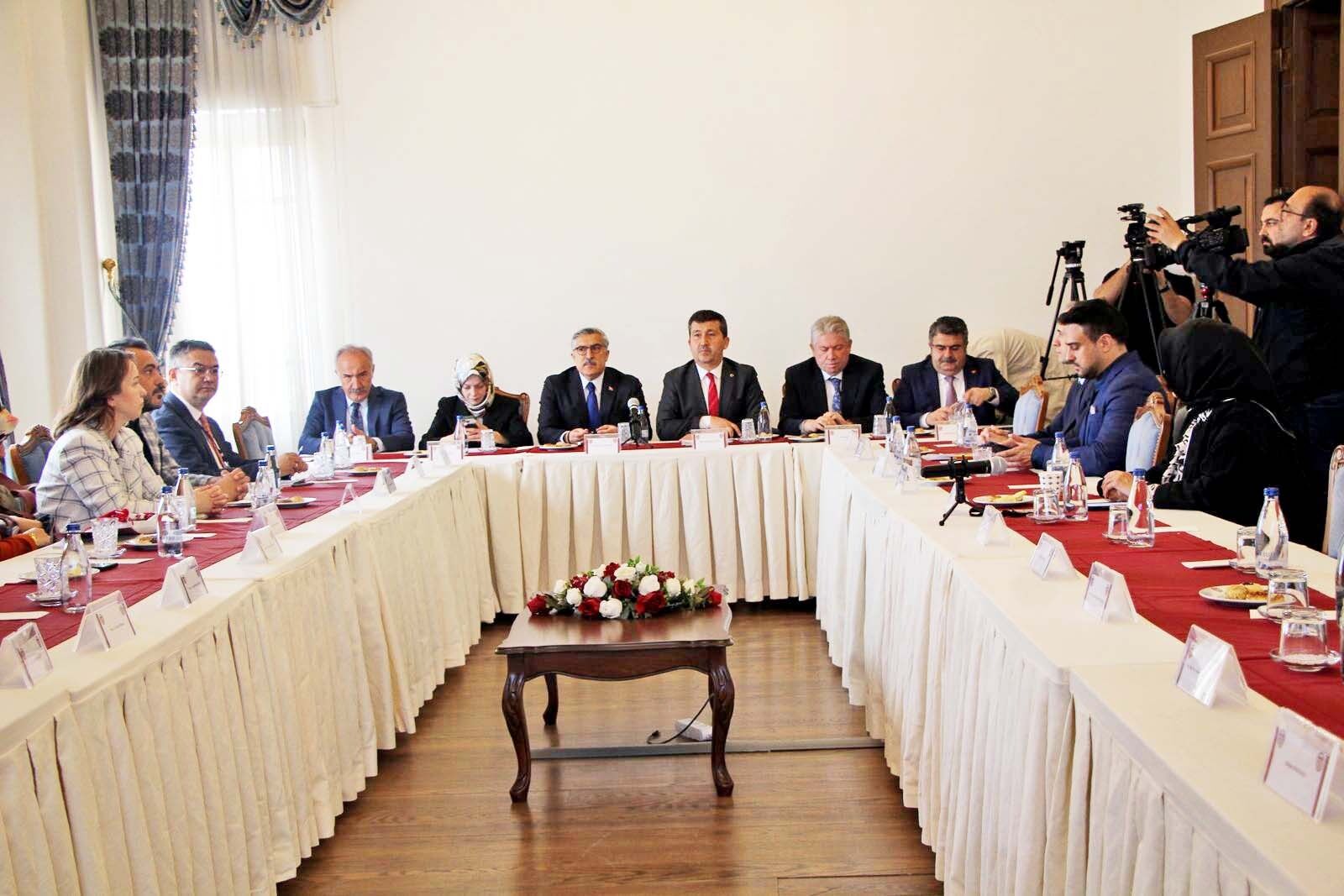 “Çocukları artık aileler değil algoritmalar büyütüyor!”