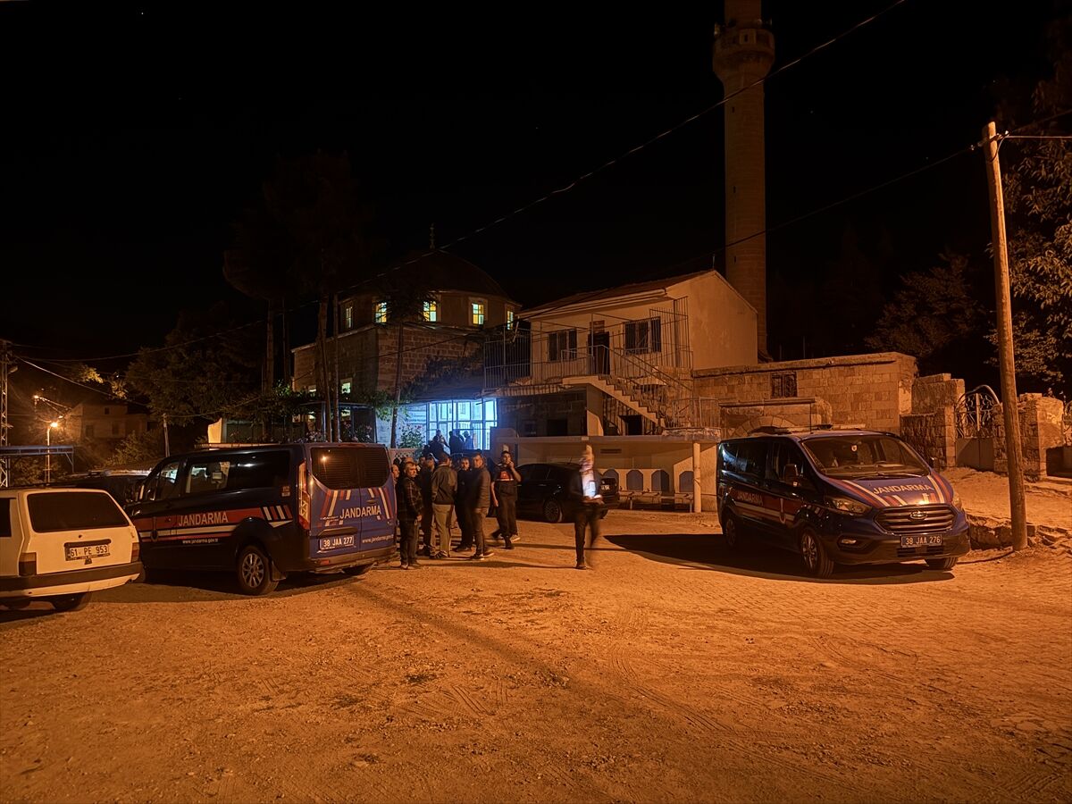 Kayseri'de Cami Avlusunda Bıçaklı Saldırı: 2 Kişi Hayatını Kaybetti