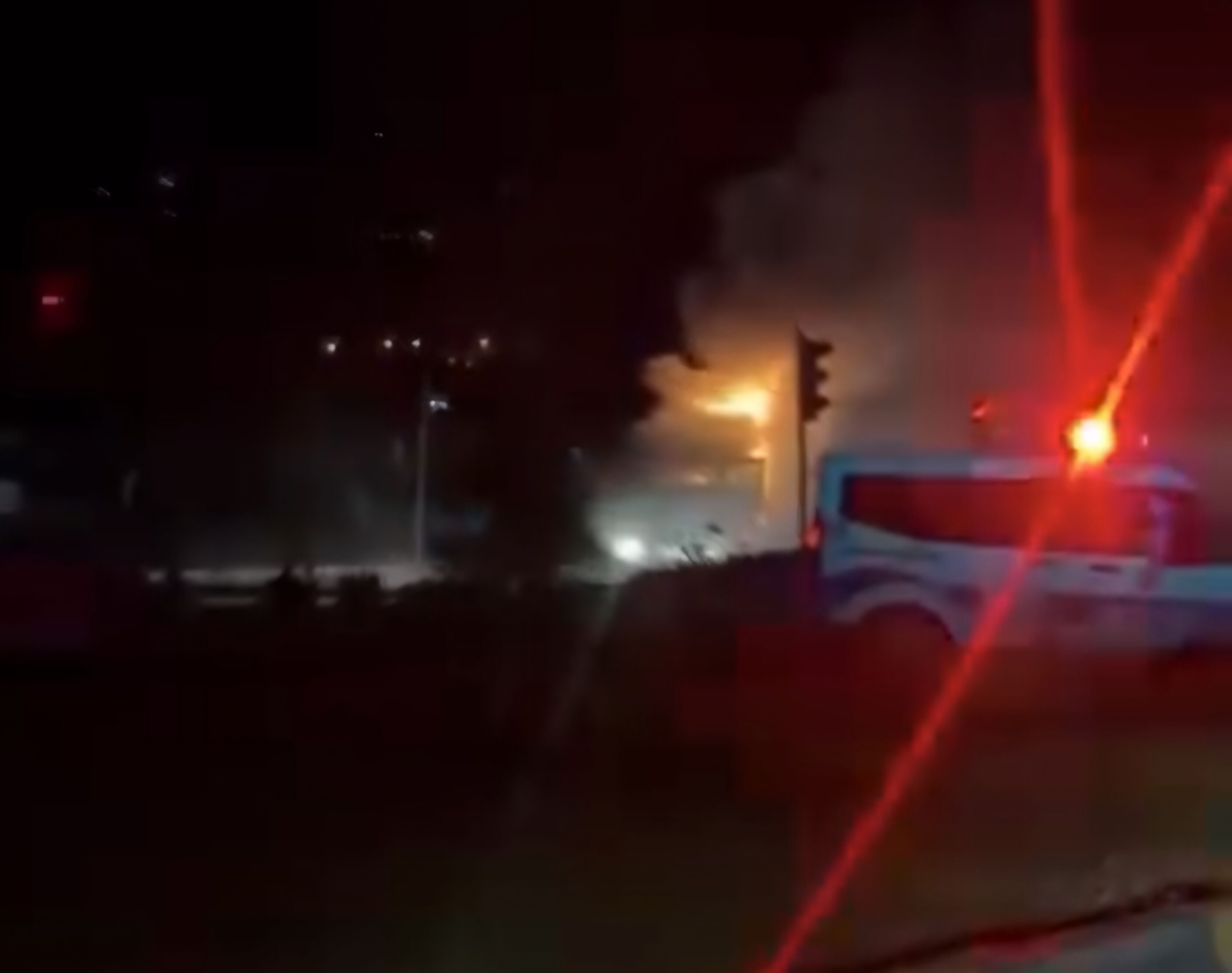 Hatay'da seyir halindeki TIR yandı