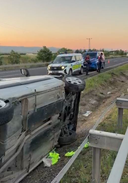 Polatlı’da feci kaza: Otomobil refüje çarpıp takla attı, 2 yaralı