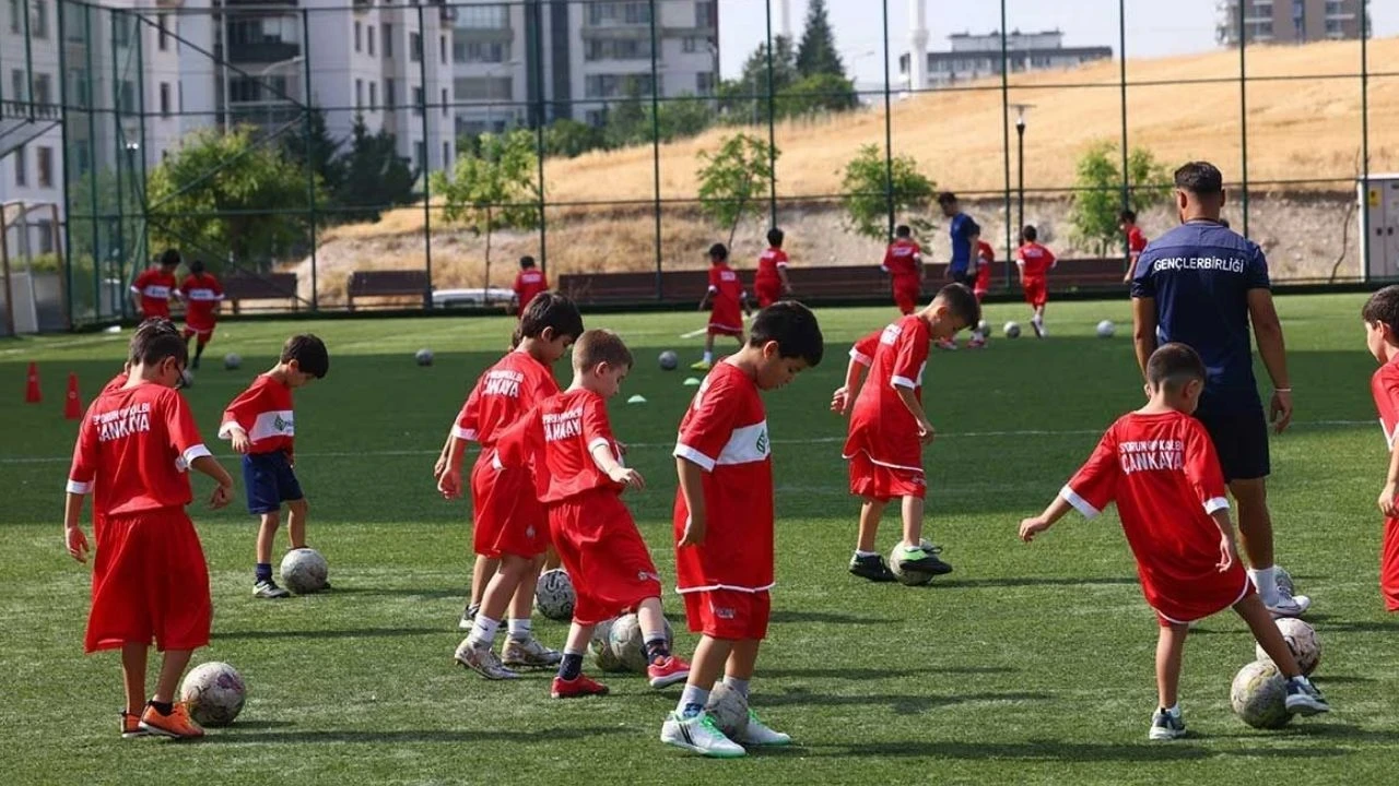 Çankaya'da Ücretsiz Yaz Futbol Okulu İçin Kayıtlar Başladı