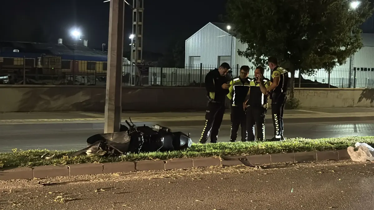 Sivas'ta motosiklet aydınlatma direğine çarptı: