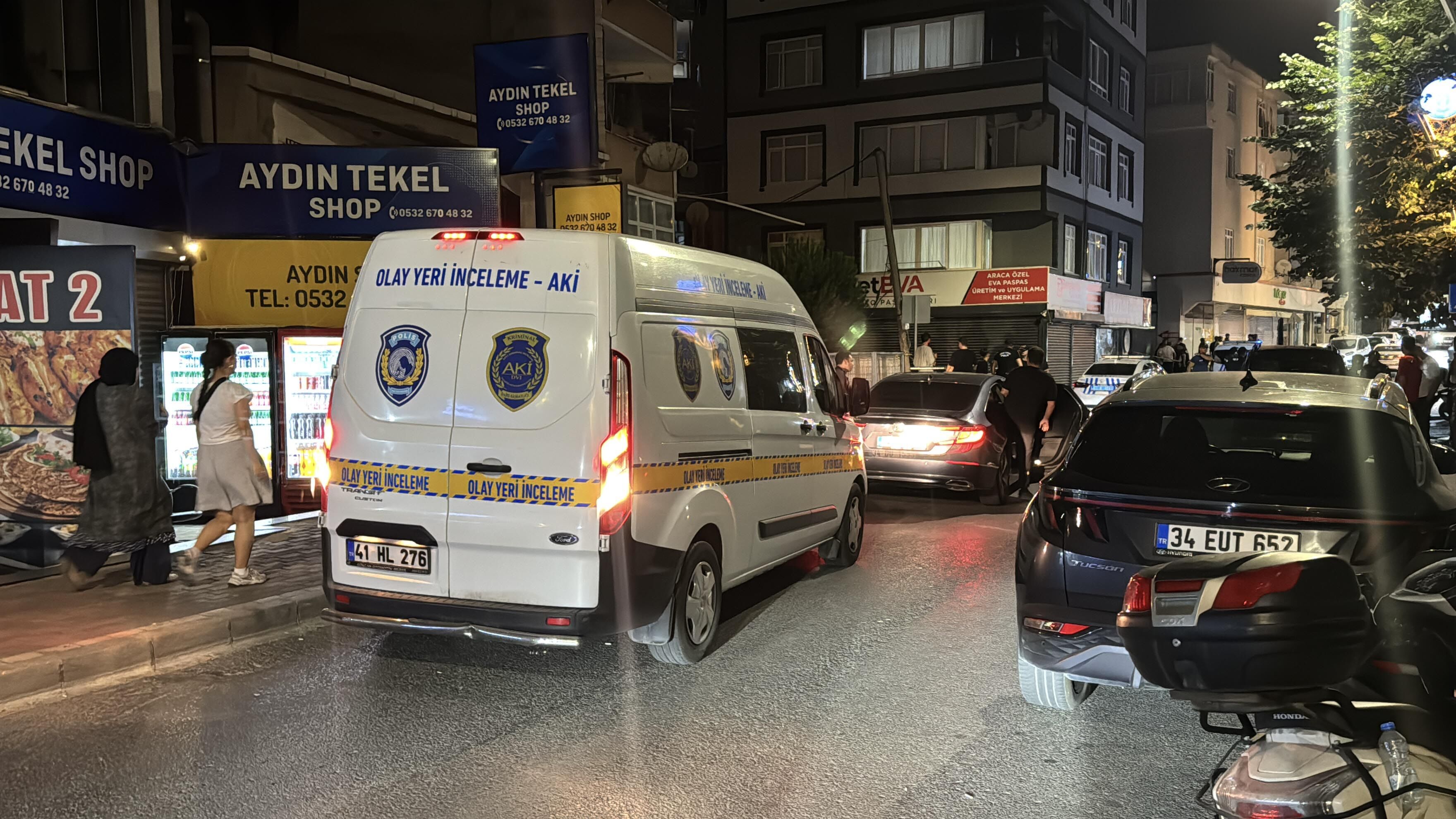 Gebze'de Silahlı Kavga Dehşeti: Yoldan Geçen Vatandaşın da Aralarında Bulunduğu 3 Kişi Yaralandı