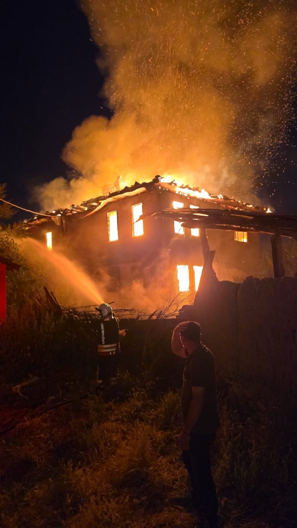Kastamonu'da iki katlı ev alevlere teslim oldu