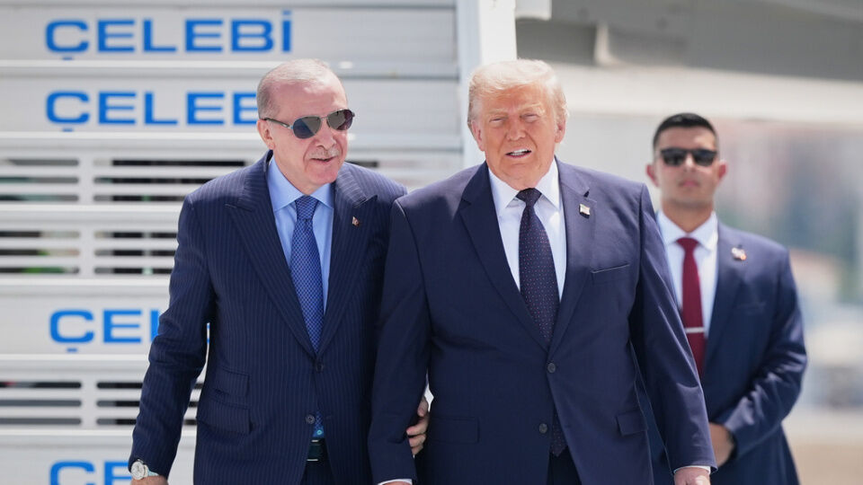 Erdoğan, Trump ile Kol Kola!