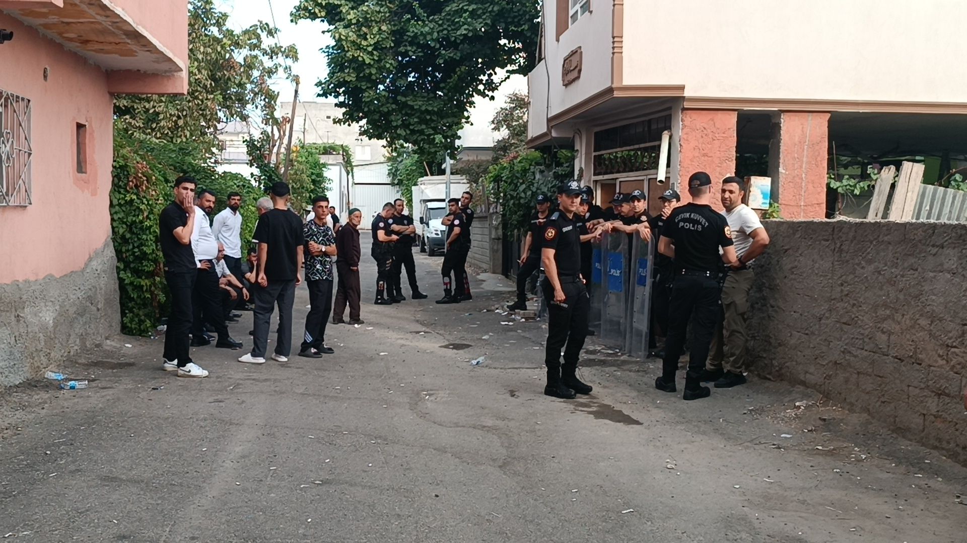 Annesini öldürüp, çöp konteynerine attı