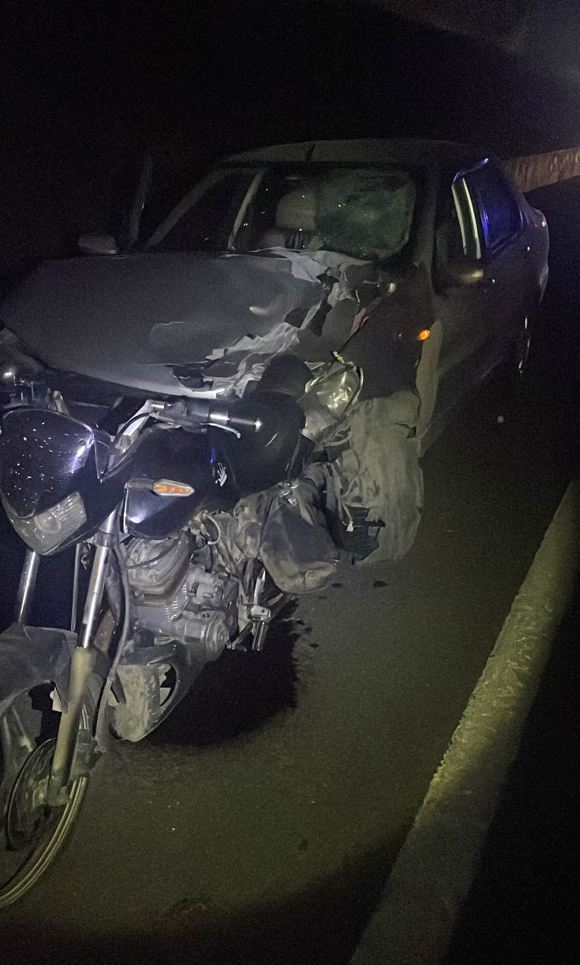 Edirne'de otomobil motosiklete çarptı, yaralılar var!
