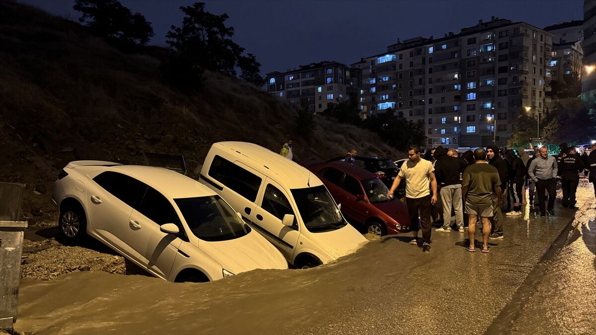 Ankara'da Sel: Caddeler Göle Döndü!