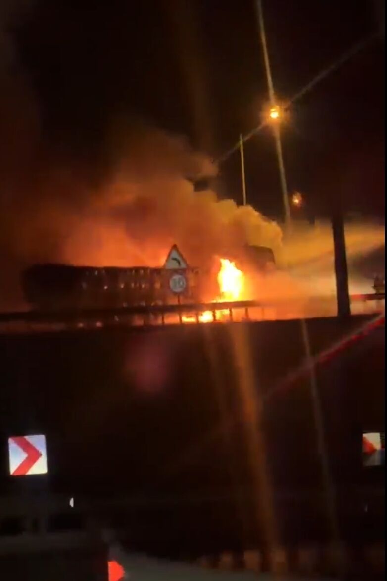 Amasya'da seyir halindeki TIR alev alev yandı