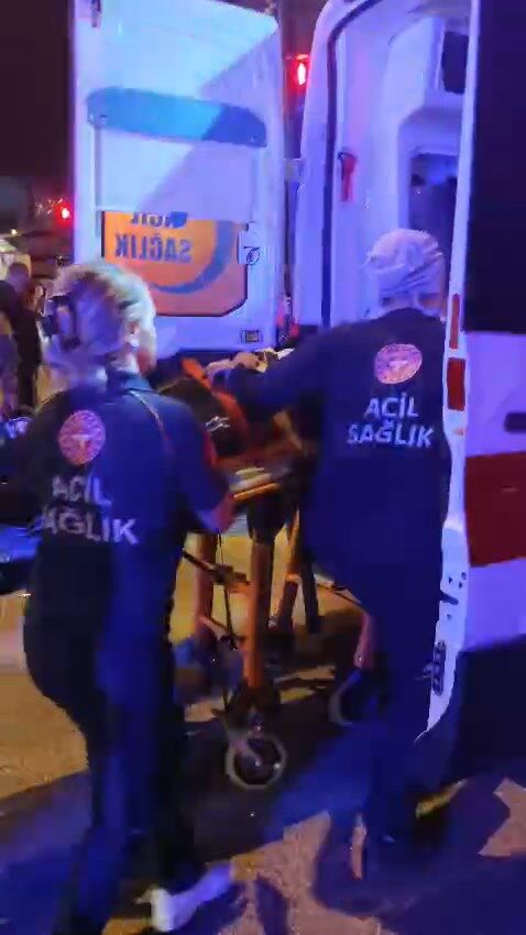 Hafif ticari araç, motosiklete çarptı