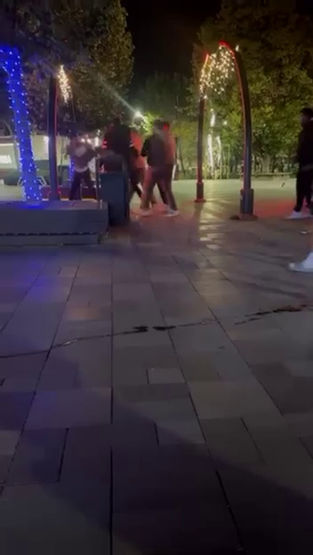 İki grup arasındaki tekme ve yumruklu kavga