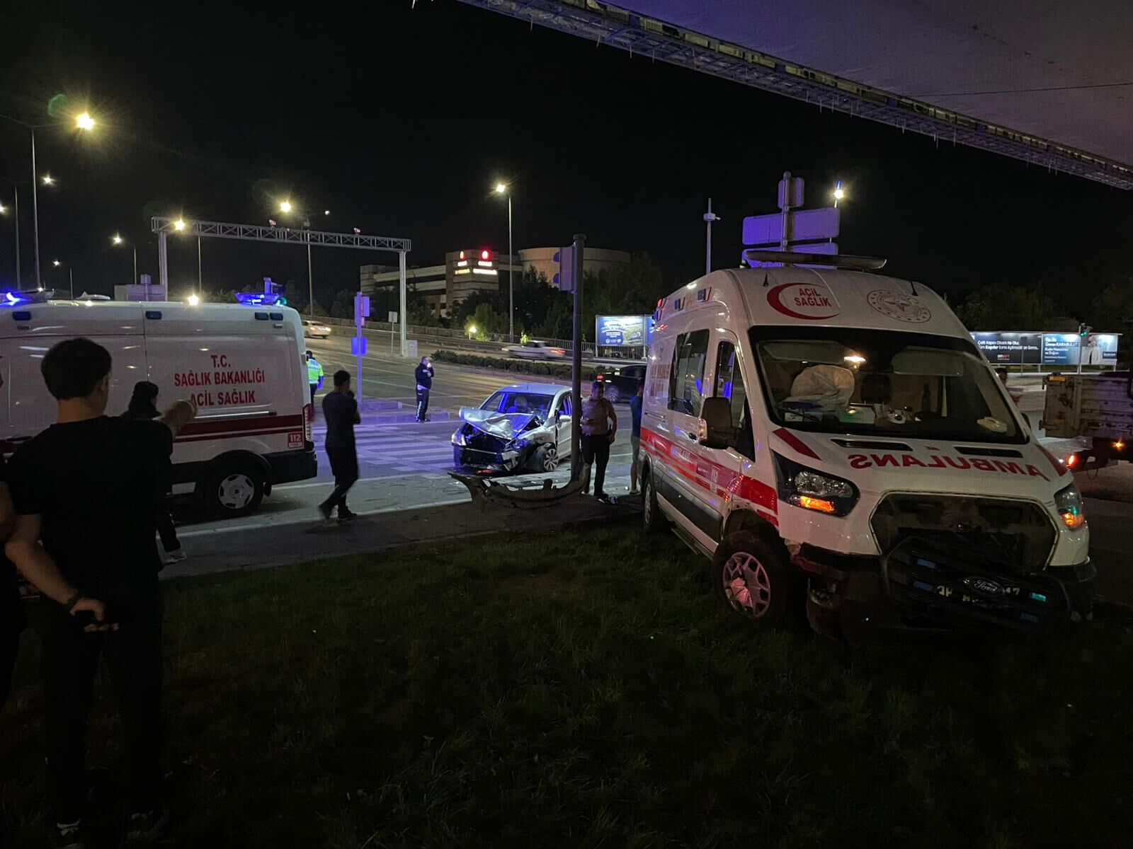 Otomobil İle Ambulans Çarpıştı: 6 Yaralı!