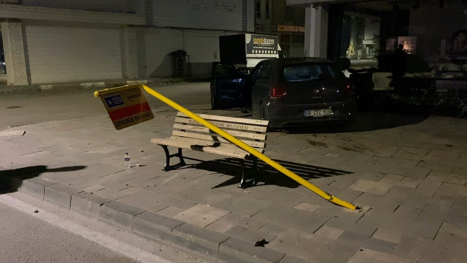 Otomobil kaldırıma çıktı, sürücü yaralandı!