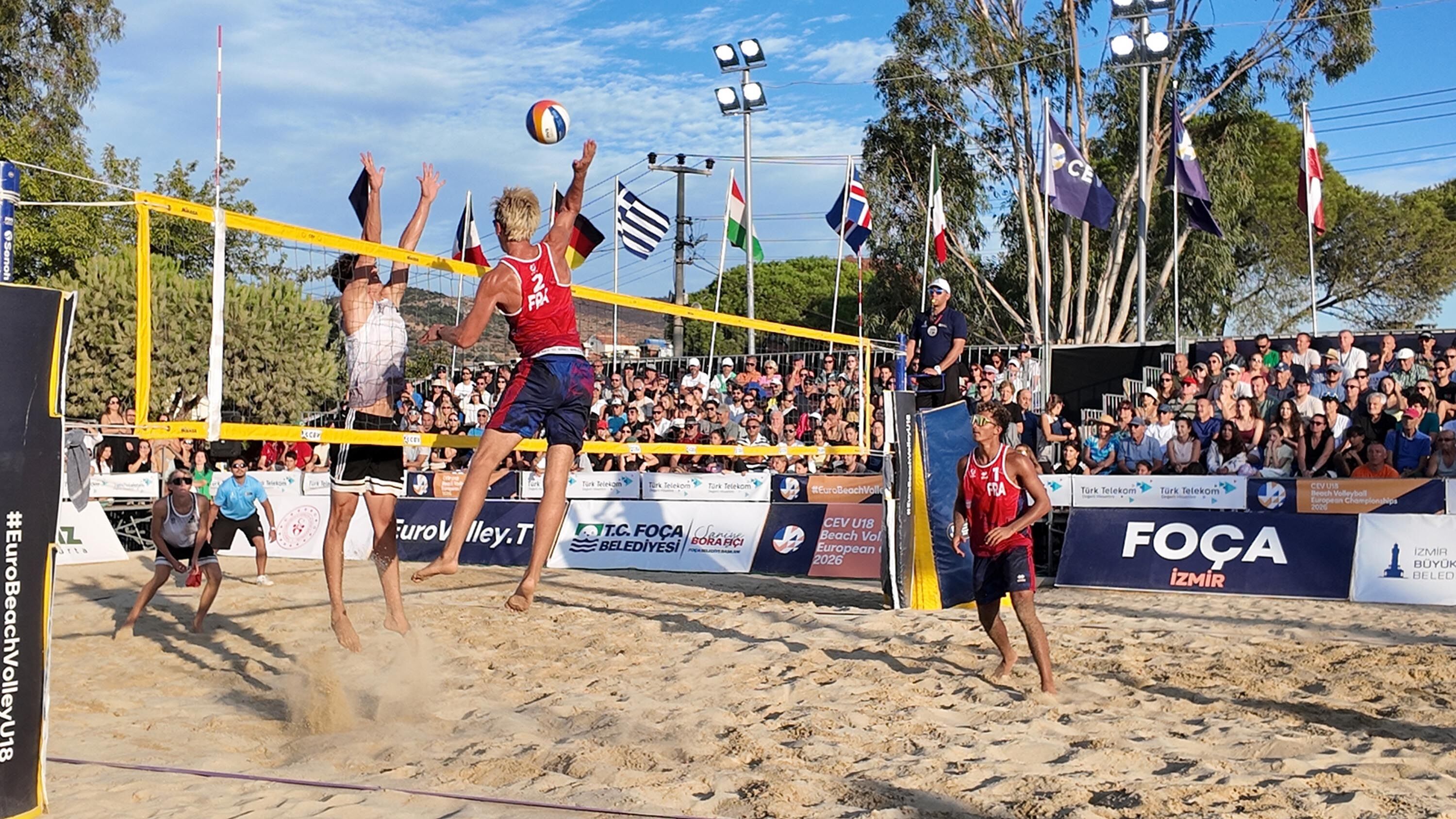 Plaj voleybolunda Avrupa'nın kalbi Foça'da attı