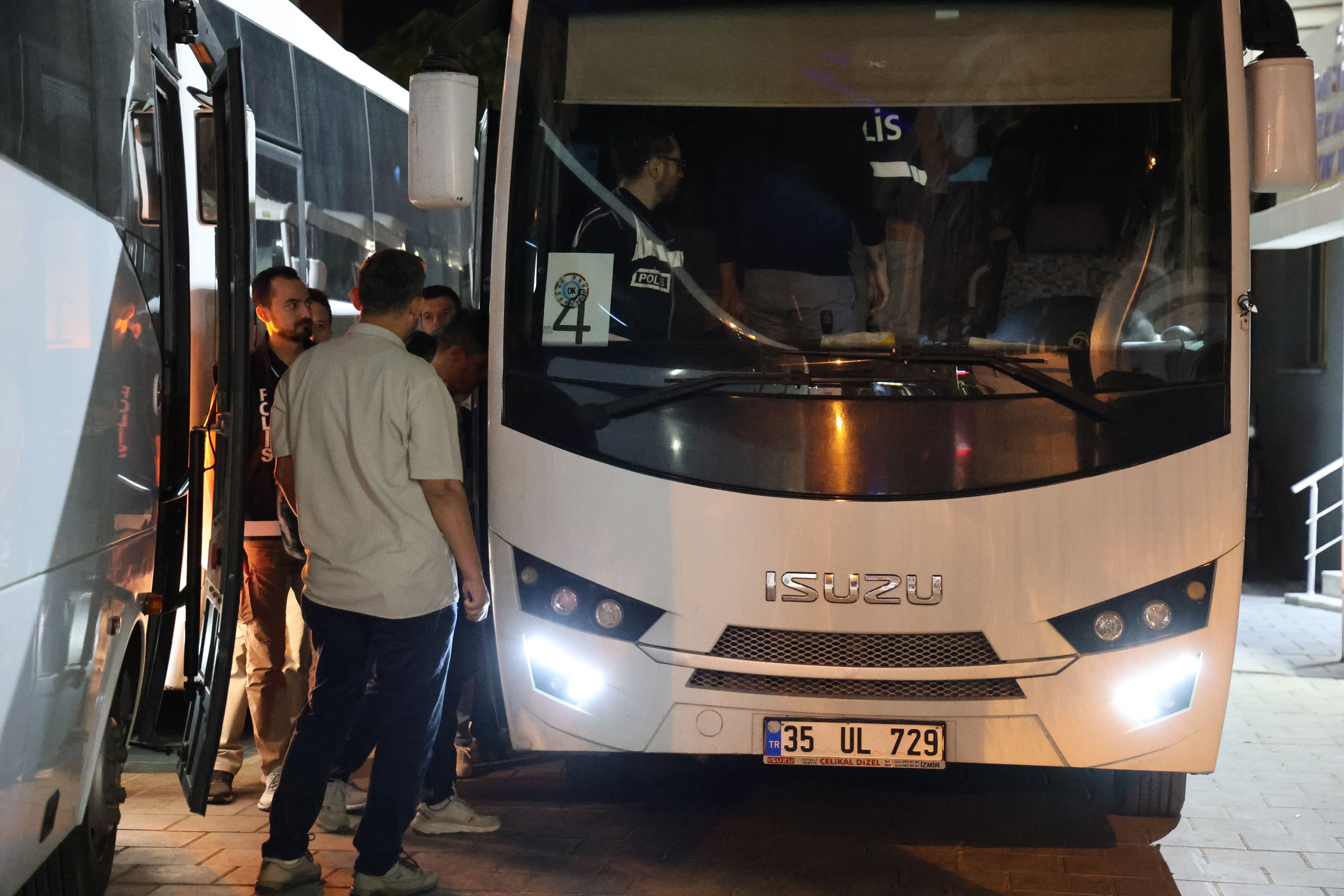 Seferihisar Belediyesi'nde ‘rüşvet’ soruşturması; 47 şüpheli adliye sevk edildi