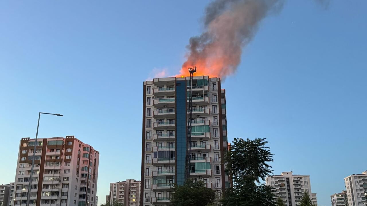 Diyarbakır’da apartman yangını: 3’ü çocuk 6 kişi dumandan etkilendi