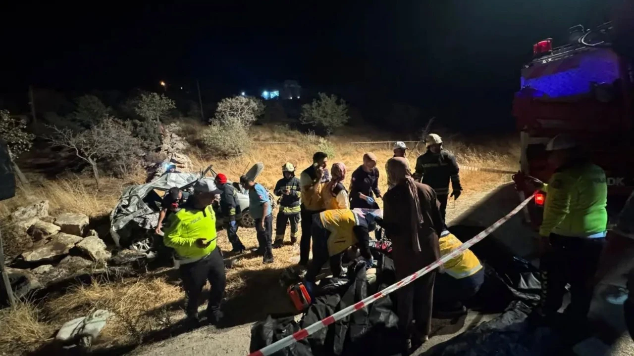 Gaziantep'te Yolcu Midibüsü ile Otomobil Çarpıştı: 7 Ölü, 13 Yaralı