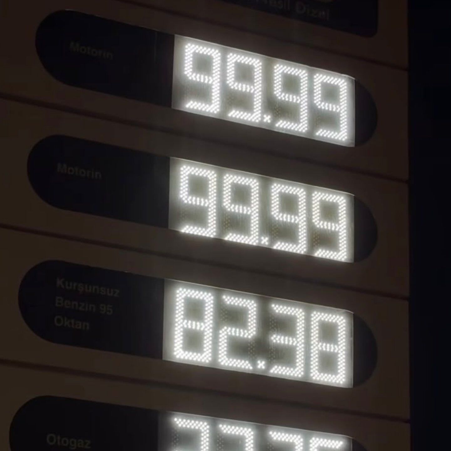 Motorin 100 TL’yi aştı, akaryakıt istasyonlarında tabela krizi!