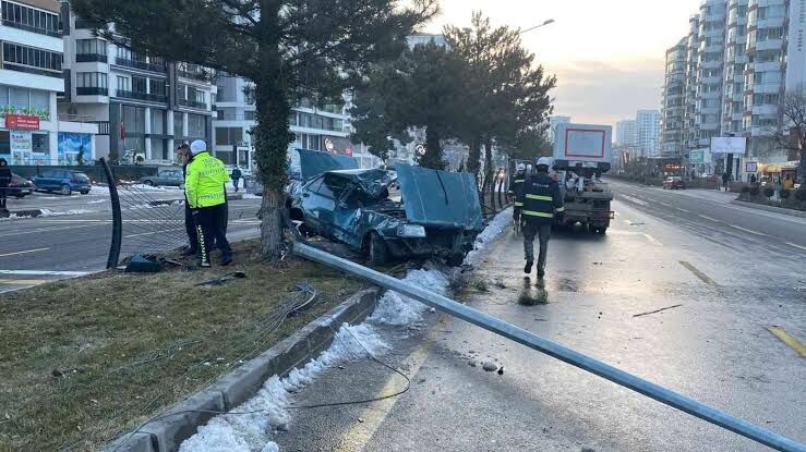 Niğde’de otomobil refüje çarptı: 2’si ağır 4 yaralı