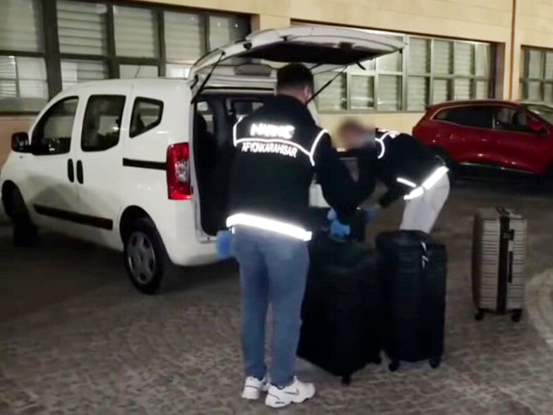 Afyonkarahisar’da Uyuşturucu Operasyonu: Otomobilden 76 Bin Sentetik Ecza Çıktı