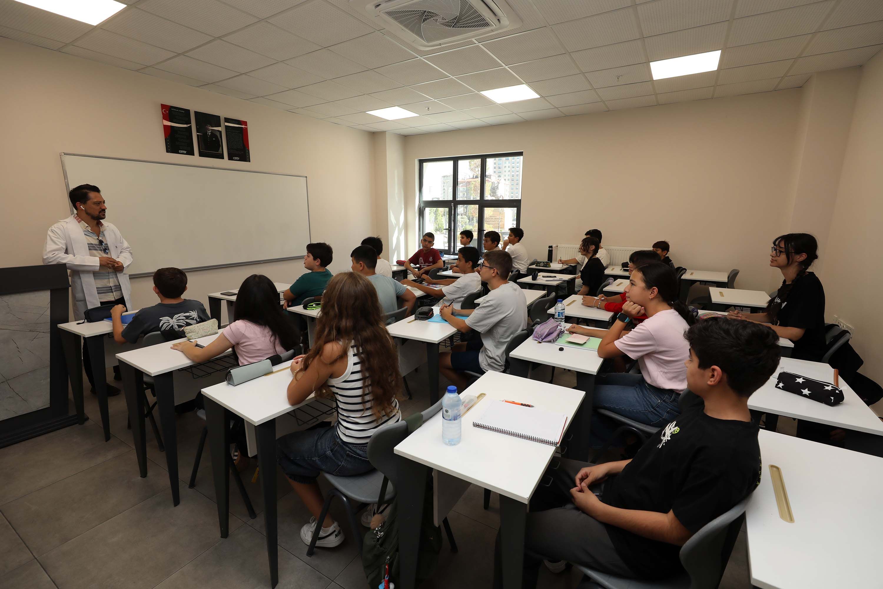 Yenimahalle’de Eğitim Zili Çaldı: 3 Bin Öğrenci Ders Başı Yaptı