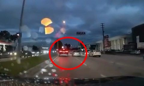Bursa'da trafikte 2 sürücünün yol verme tartışması