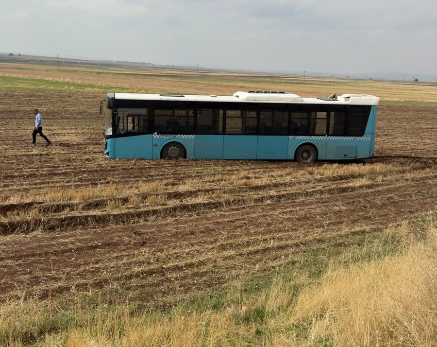 Diyarbakır’da Belediye Otobüsü Tarlaya Girdi! İçinde 20 Yolcu Vardı