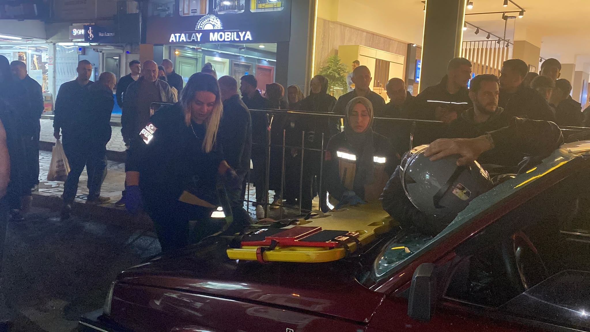 Dzüce'de motosiklet sürücüsü otomobilin ön camından içeri girdi