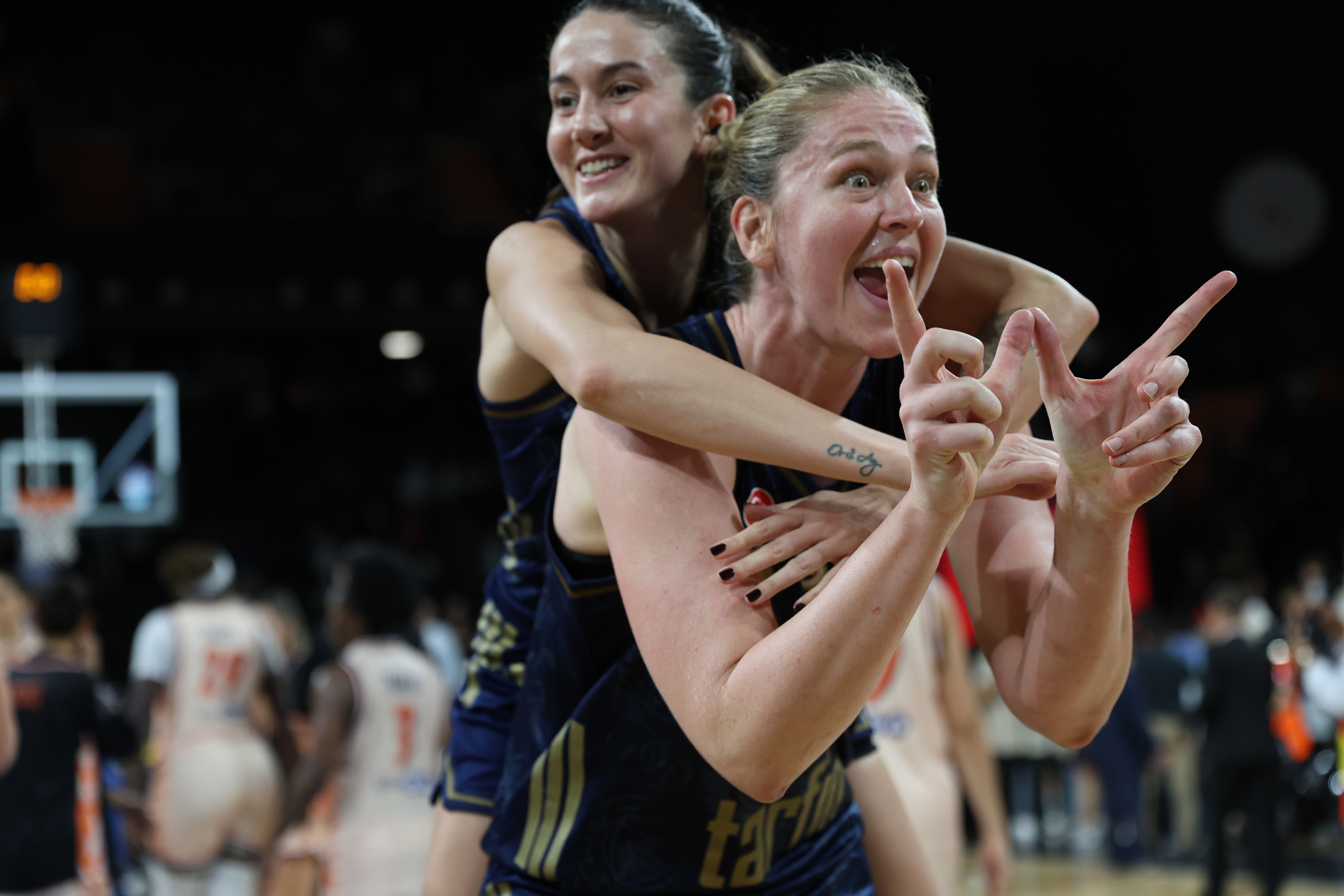 Fenerbahçe Tarfin kupasını Garbajosa'nın elinden aldı