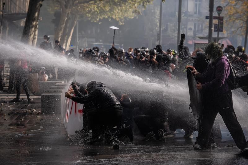 Fransa'da 1200 kişi gözaltına alındı